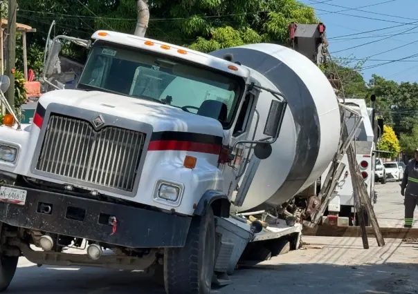 Camión de concreto se hunde tras colapso de drenaje y causa pánico entre vecinos