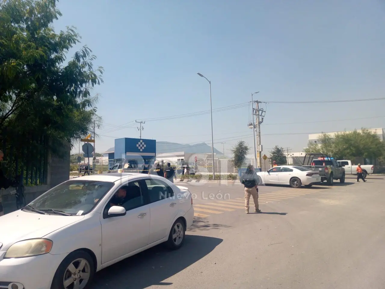 Un vehículo blanco en la escena del crimen de un hombre. Foto: Raymundo Elizalde