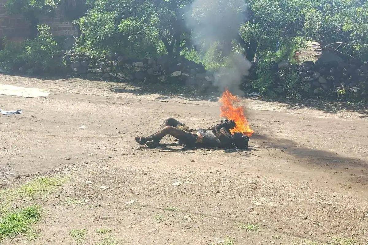 El cuerpo de El Gavilán quedó calcinado en el asfalto Foto: X(Twitter) @Mau_Jimenz