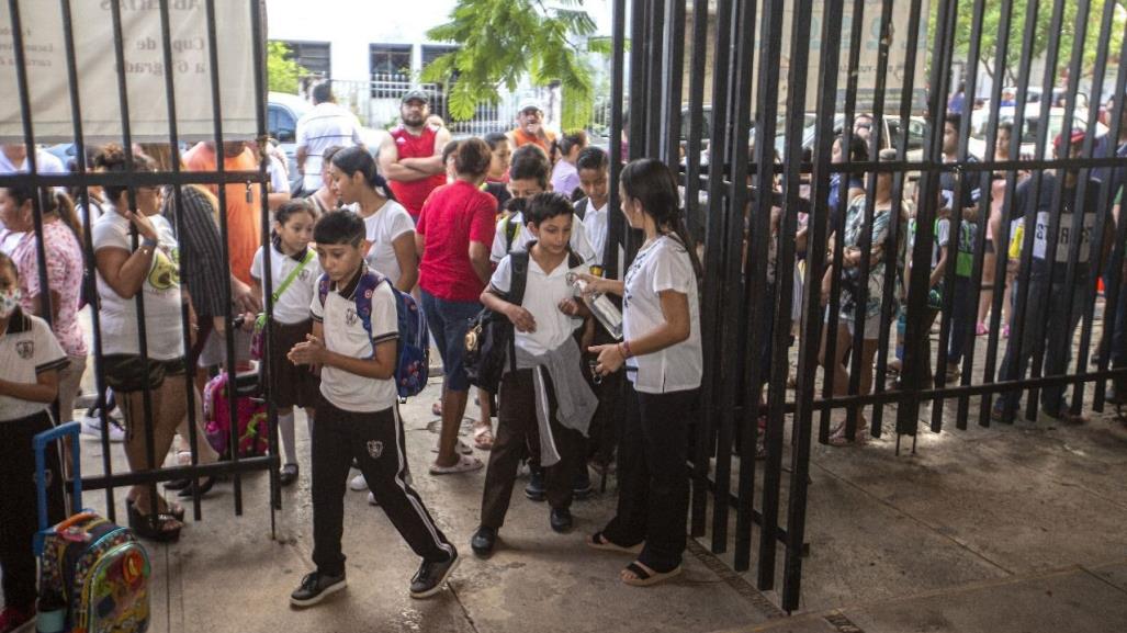 Estudiantes retornan a clases tras el paso del huracán Milton por Yucatán