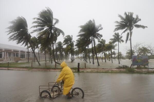 Huracán Milton se degrada a categoría 4 mientras avanza a Florida