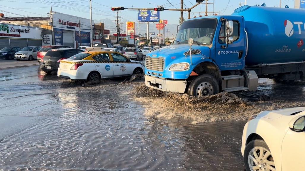 Mega fuga de Agua y Drenaje inunda avenida López Mateos en San Nicolás