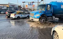 Mega fuga de Agua y Drenaje inunda avenida López Mateos en San Nicolás