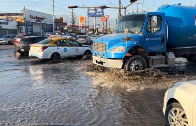 Mega fuga de Agua y Drenaje inunda avenida López Mateos en San Nicolás