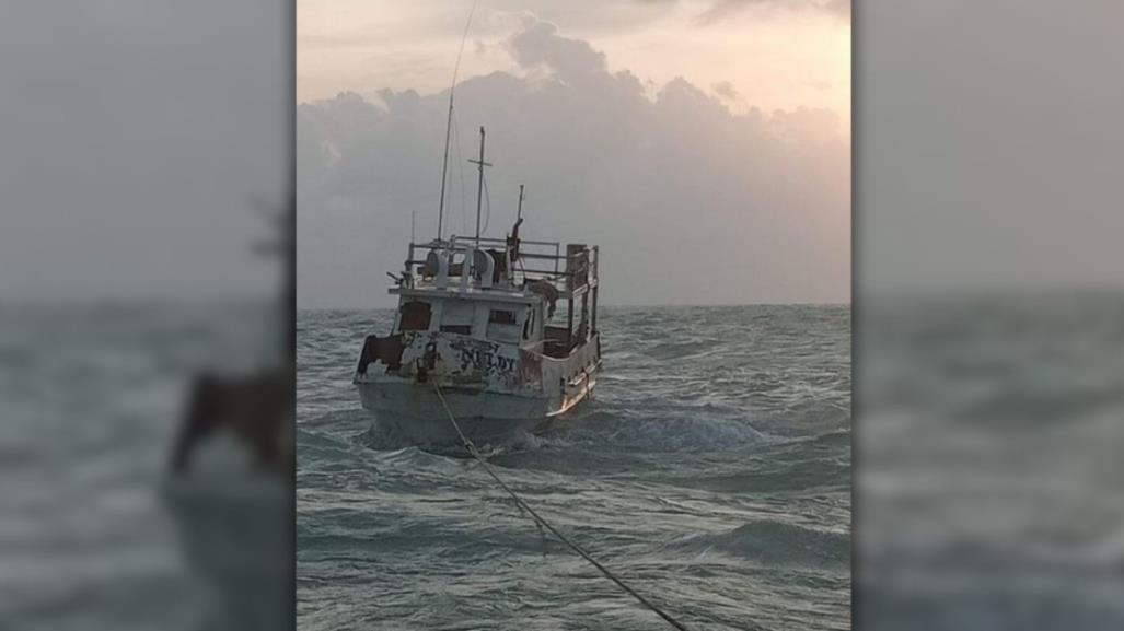 Rescatan a 4 pescadores de Yucatán extraviados tras el paso del huracán Milton