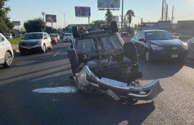 Automovilista vuelca en avenida Fidel Velázquez en Monterrey