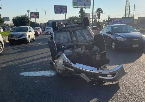 Automovilista vuelca en avenida Fidel Velázquez en Monterrey