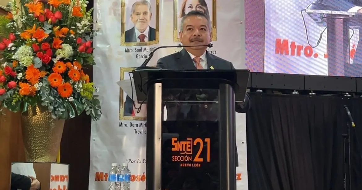 En la ceremonia del Día Mundial de los Docentes, se reconoció e incluyó en la Galería del Educador Neolonés a las y los maestros, Saúl Martínez García; Ramona María. Foto: POSTA.