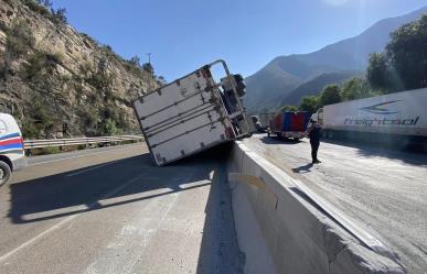 Reportan tráfico en los chorros 57 por volcadura