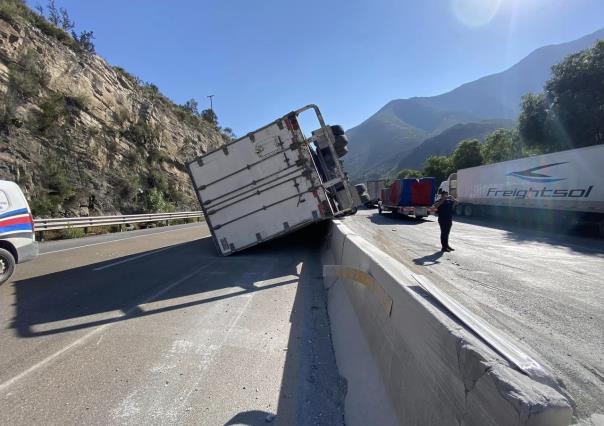 Reportan tráfico en los chorros 57 por volcadura