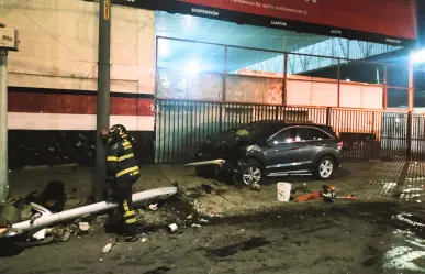 Aparatoso accidente en el Eje 5 Sur derriba semáforo