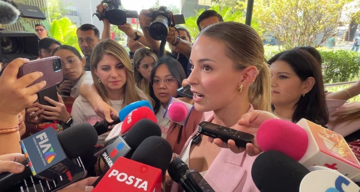 Mariana Rodríguez con medios de comunicación al salir del Congreso de Nuevo León. Foto: Armando Galicia.