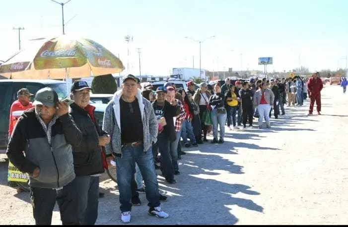 Migrantes detenidos en Texas. Foto de Muchachos en busca del sueño americano.