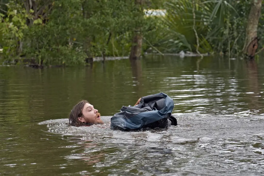 Habitantes de Florida nadan en calles para llegar a casas tras paso de Milton