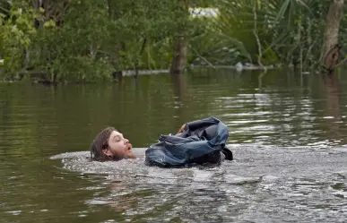 Habitantes de Florida nadan en calles para llegar a casas tras paso de Milton