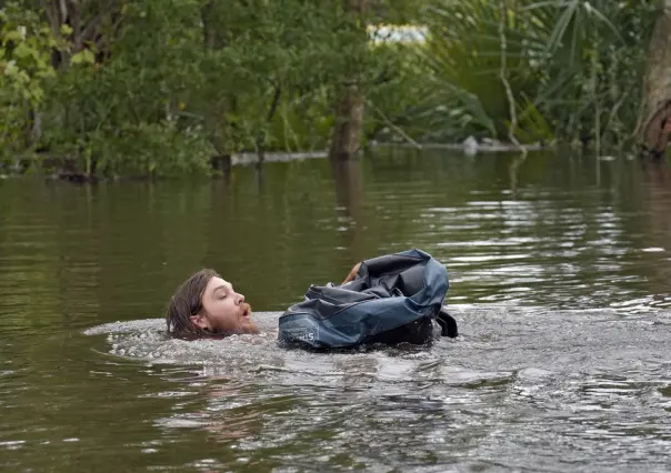 Habitantes de Florida nadan en calles para llegar a casas tras paso de Milton