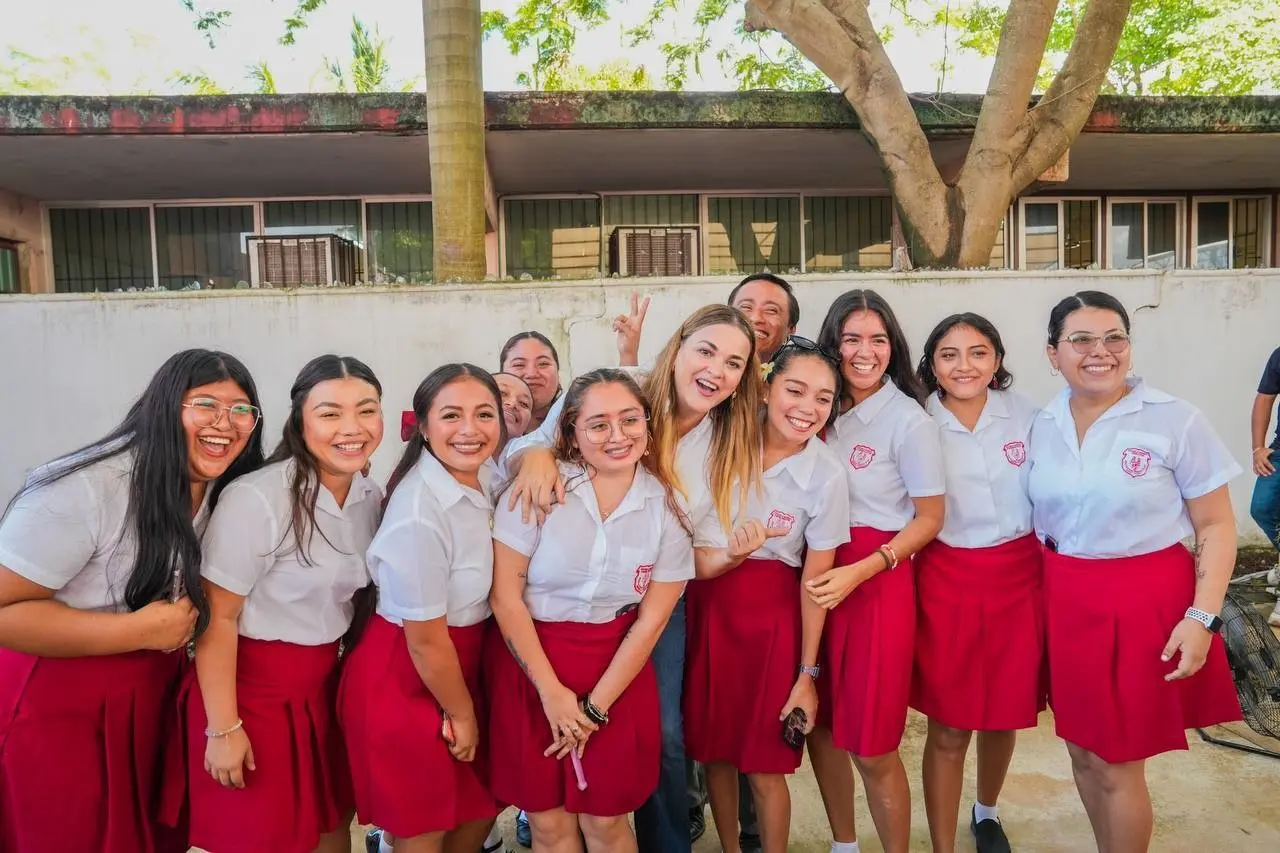 La Alcaldesa destacó la importancia de trabajar de la mano con la comunidad estudiantil. Foto: Ayuntamerida