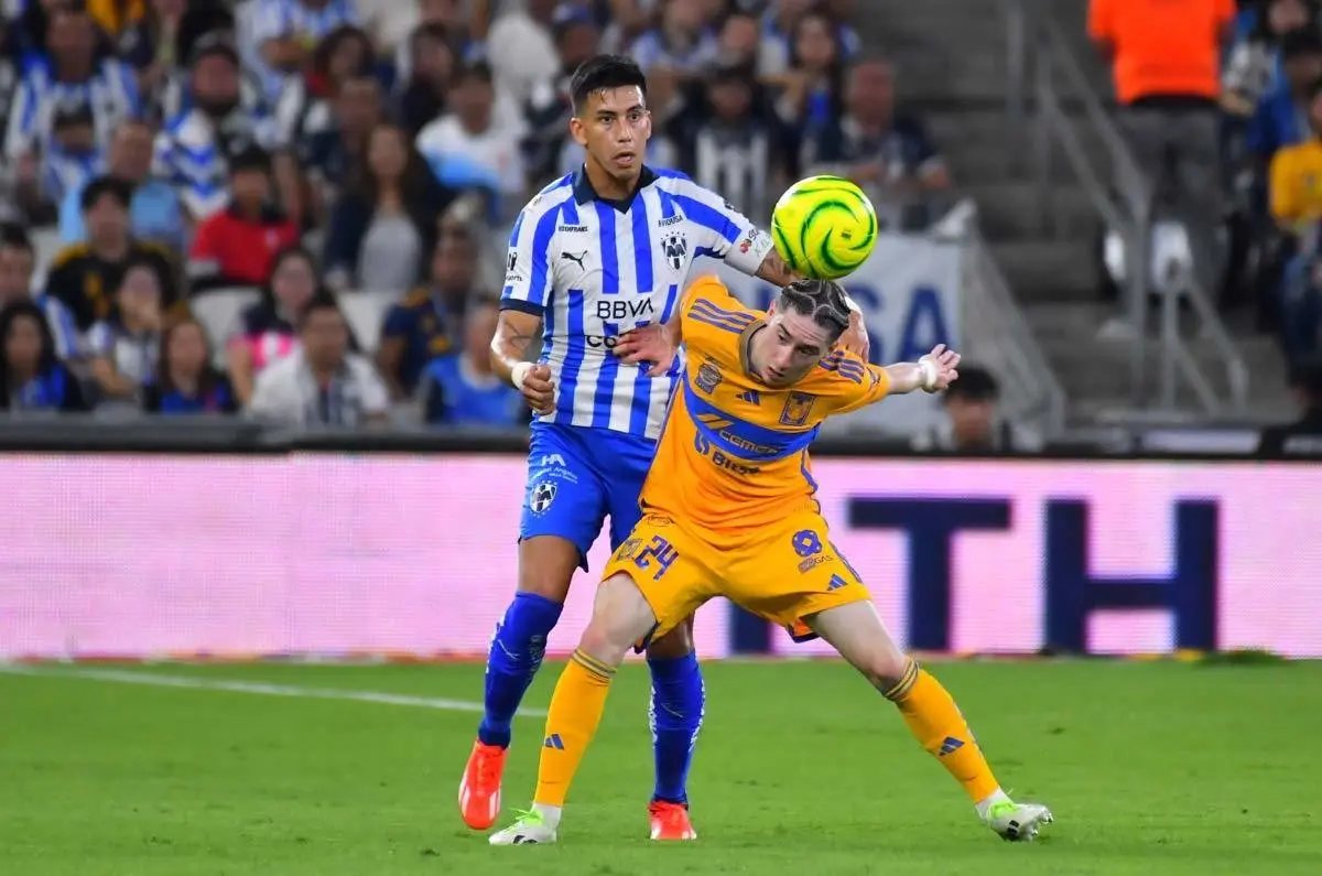 Maxi Meza y Marcelo Flores disputando un balón en el último Clásico Regio. Foto: Futbol Total.