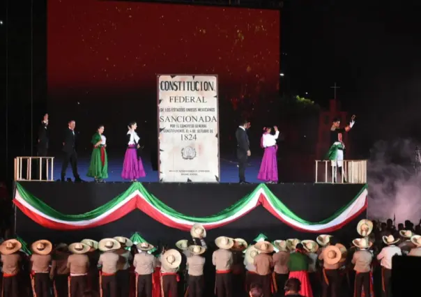 Claudia Sheinbaum conmemora 200 años de la República en el Zócalo de la CDMX