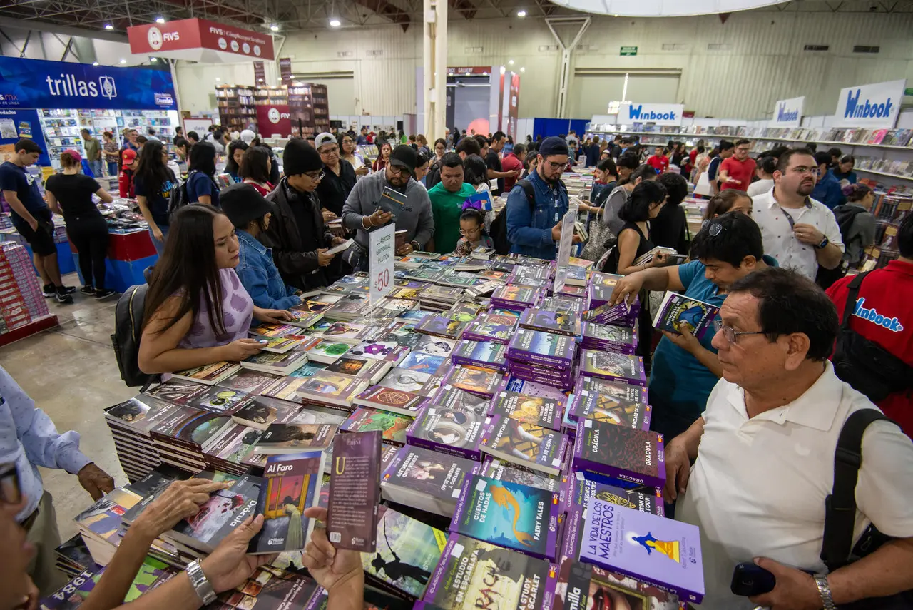 Regios acudiendo a una de las ediciones de la feria del Libro de Monterrey. Foto: José Cárdenas.