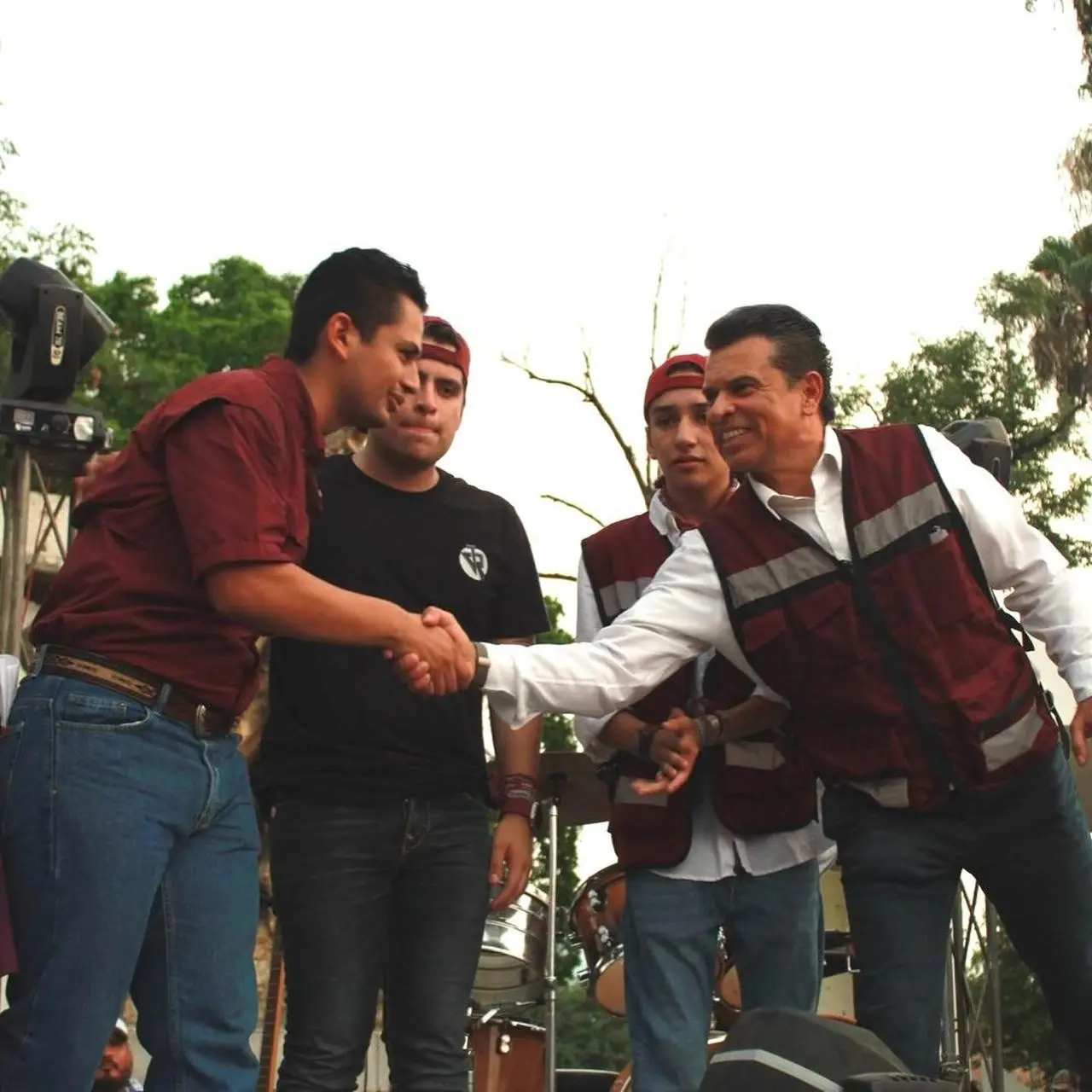 Enrique Silva, regidor de Morena en el Ayuntamiento de Victoria, difundió un video en sus rede sociales, dónde se le observa fumando lo que parece ser marihuana, en compañía de su pareja, Janis Mata. Foto: Redes sociales