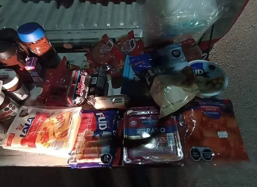 Productos y alimentos que fueron sustraídos por el grupo de 4 personas. Foto: Policía de Apodaca.