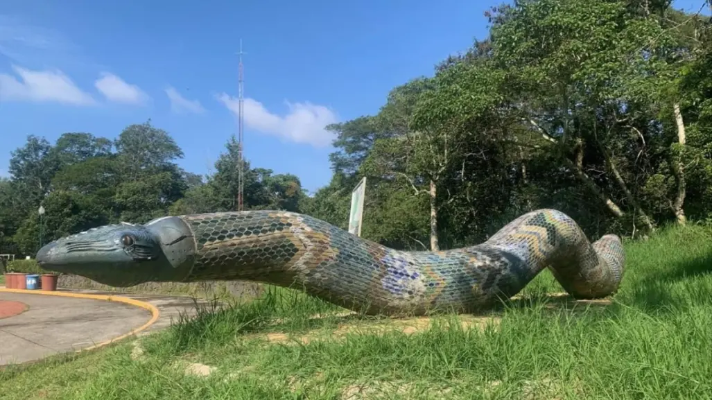 Trabajan en restauración de serpiente de cerámica Coatl