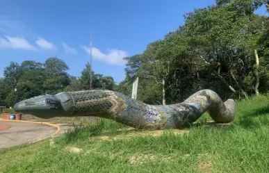 Trabajan en restauración de serpiente de cerámica Coatl