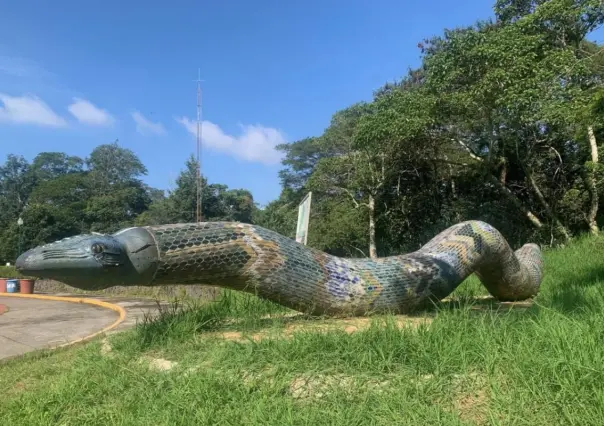 Trabajan en restauración de serpiente de cerámica Coatl