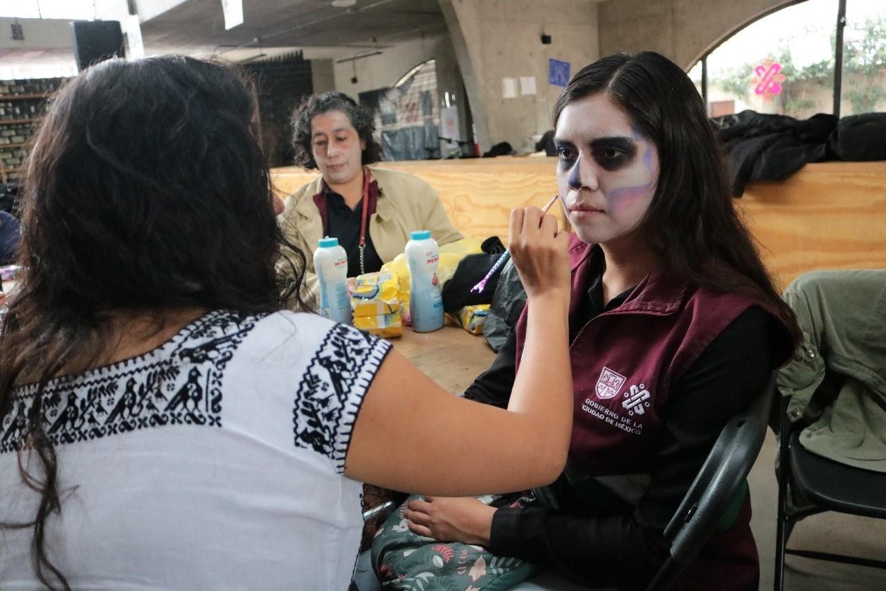 Personas en taller de PILARES de Halloween. Foto: Gobierno CDMX