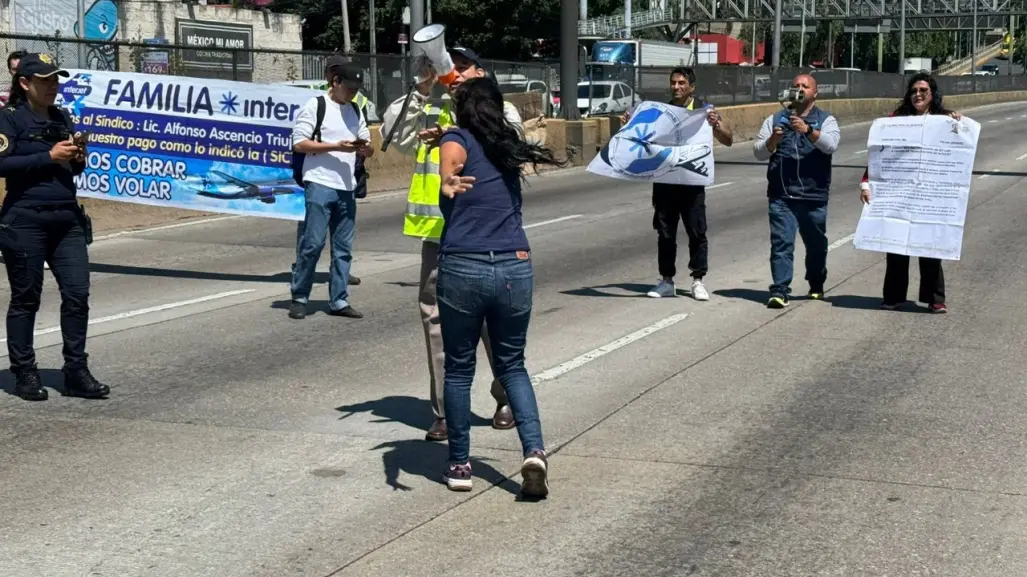 Ex trabajadores de Interjet cierran acceso al AICM en demanda de pagos