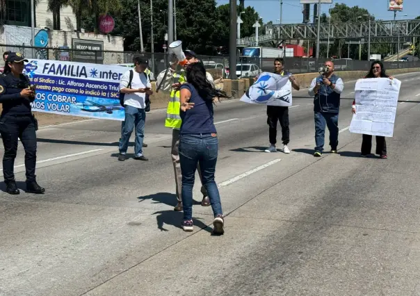 Ex trabajadores de Interjet cierran acceso al AICM en demanda de pagos