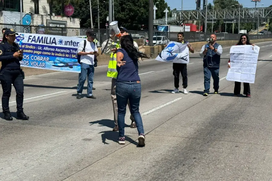 Ex trabajadores de Interjet cierran acceso al AICM en demanda de pagos