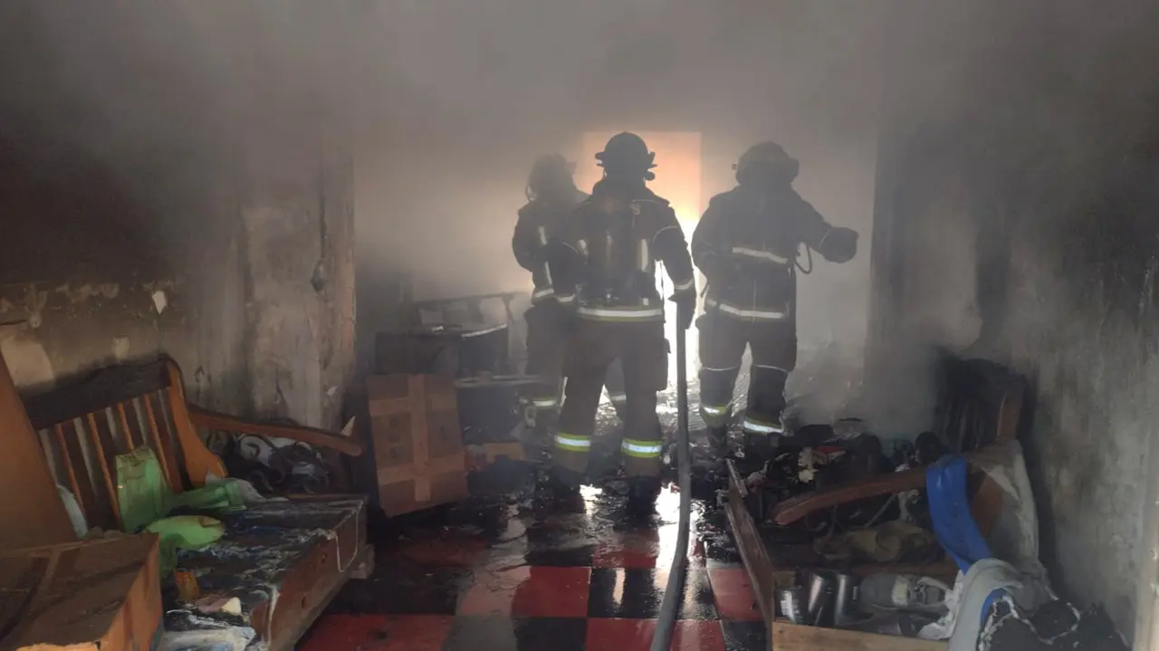 Los cuerpos de emergencia fueron alertados sobre un incendio en una vivienda en la zona centro. Foto: Cortesía.