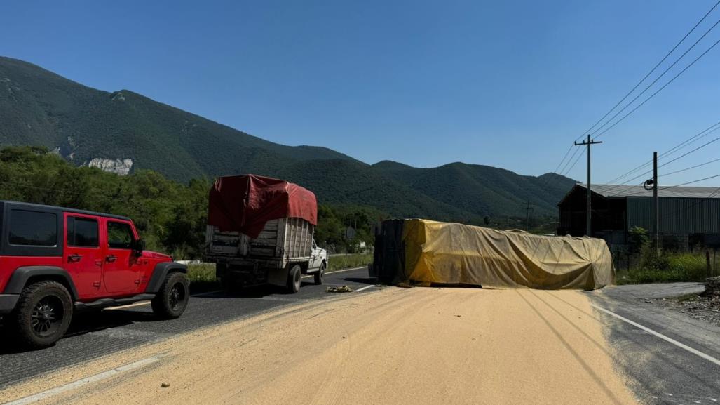 Tráiler pierde caja y provoca accidente en la Carretera Nacional en Allende