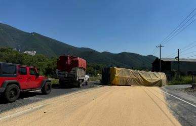 Tráiler pierde caja y provoca accidente en la Carretera Nacional en Allende