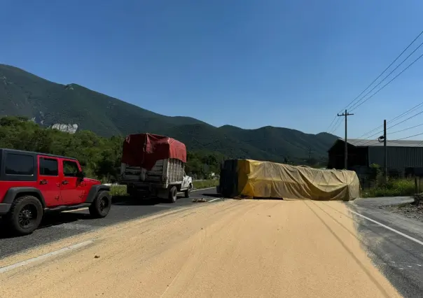 Tráiler pierde caja y provoca accidente en la Carretera Nacional en Allende