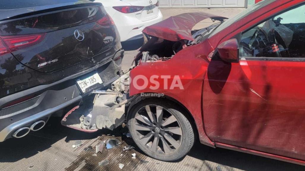 Choca su Versa contra una Mercedes