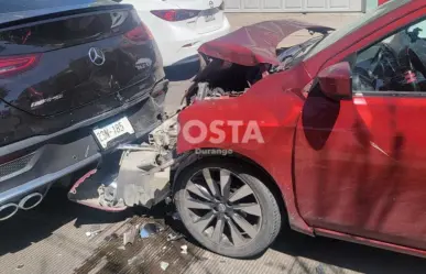 Choca su Versa contra una Mercedes