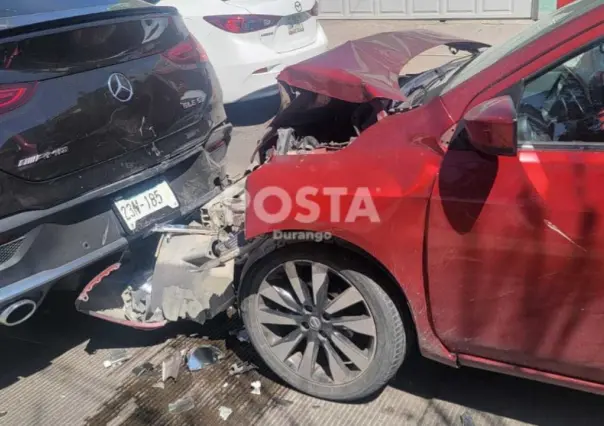 Choca su Versa contra una Mercedes