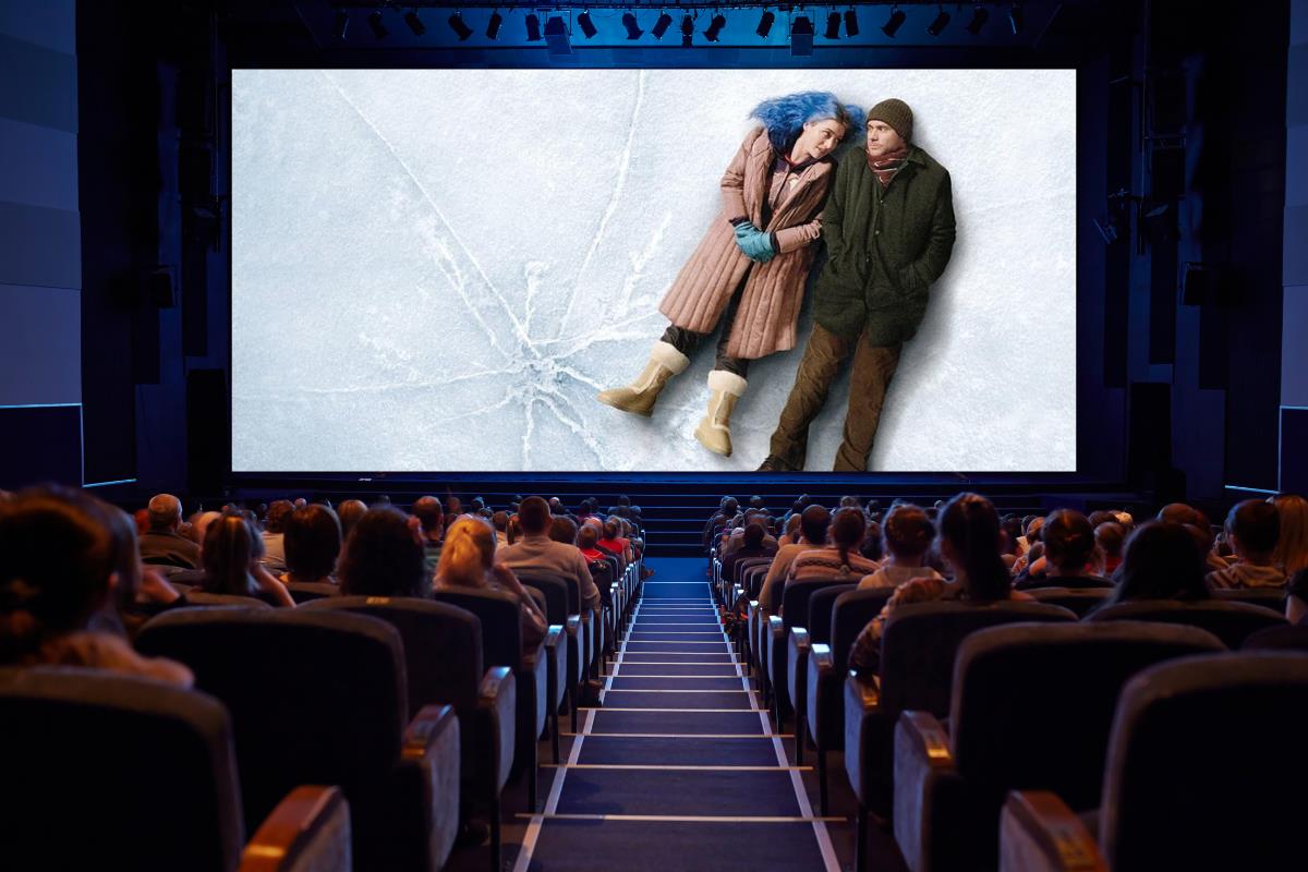 Sala de cine con espectadores y Eterno resplandor de una mente sin recuerdos. Foto: Canva/Amazon Prime Video