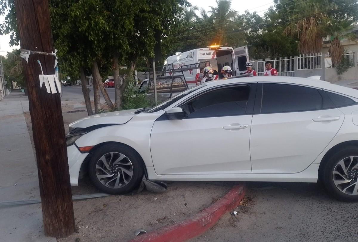 Honda Civic blanco cuando fue impactada por el pick up. Cortesía