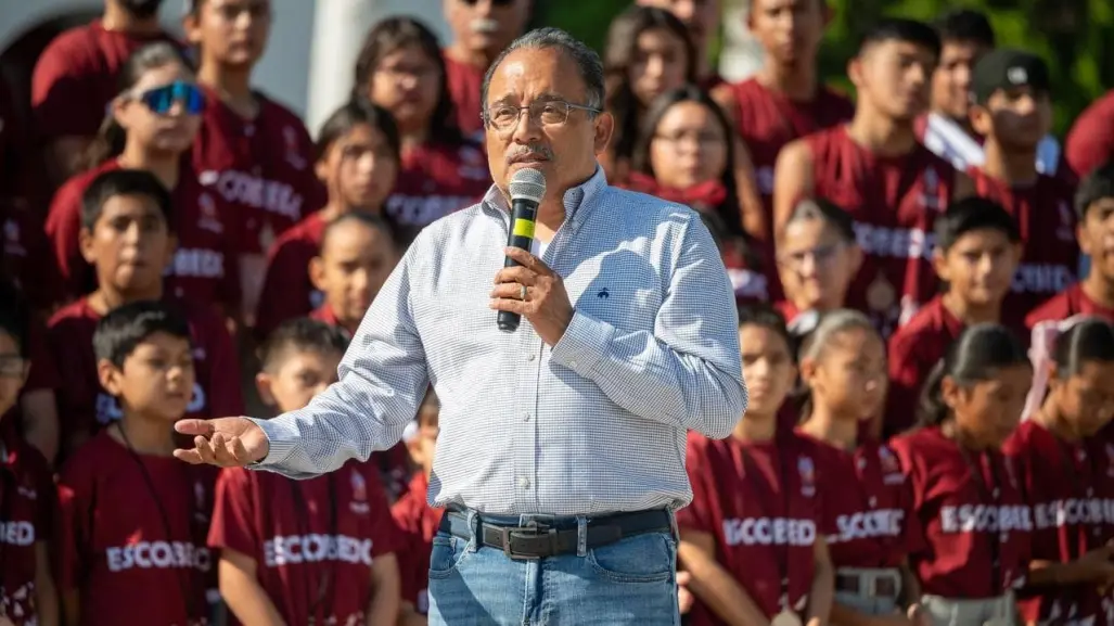 Andrés Mijes entrega apoyos a atletas de Escobedo