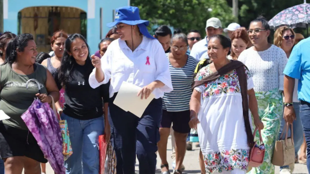 Cecilia Patrón escucha las necesidades de los vecinos de la comisarías de Mérida Foto: Cortesía