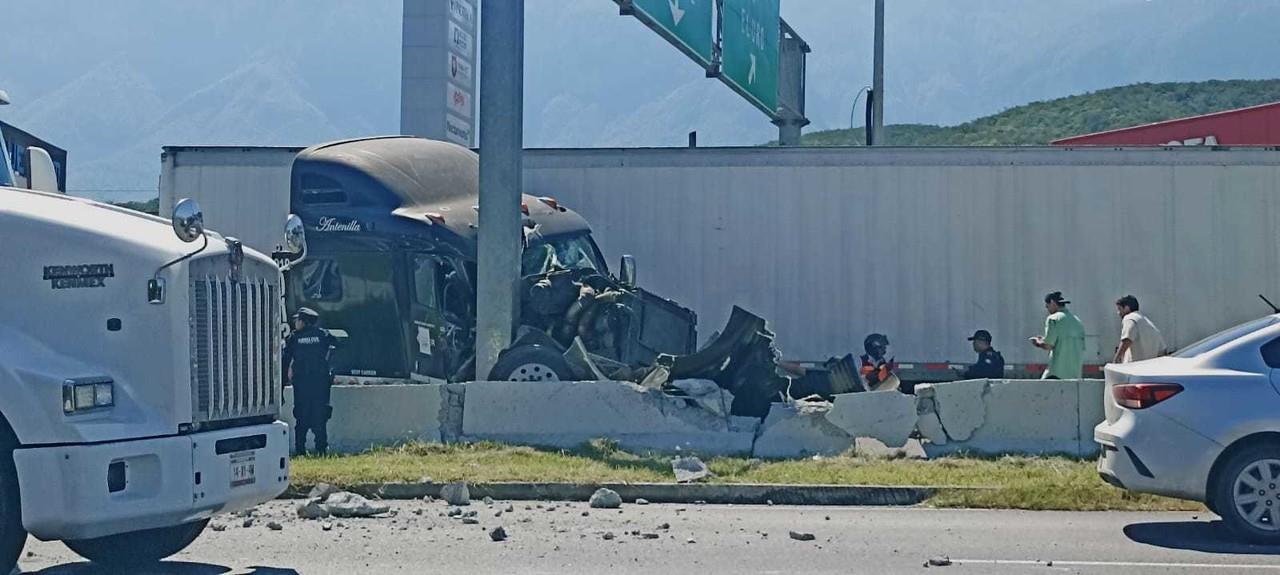 Tráiler se estrella contra camellón. Foto: Protección Civil Nuevo León