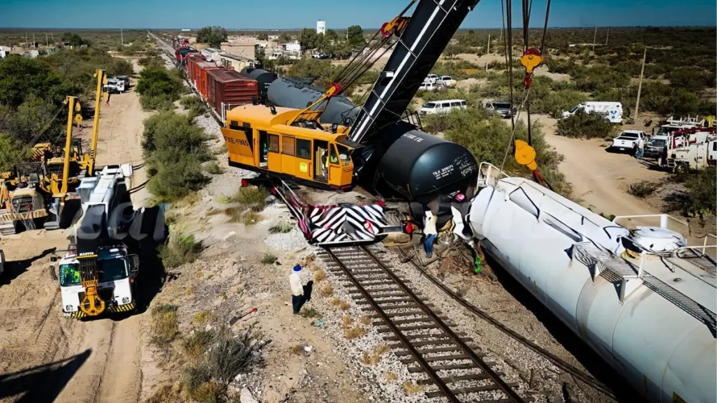 Se descarrilan diez vagones en Parras, uno transportaba gas LP