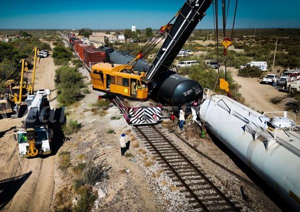 Se descarrilan diez vagones en Parras, uno transportaba gas LP