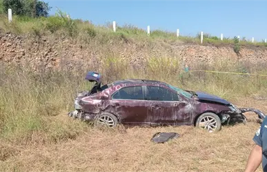 Fatal volcadura en Cadereyta: un muerto y tres lesionados
