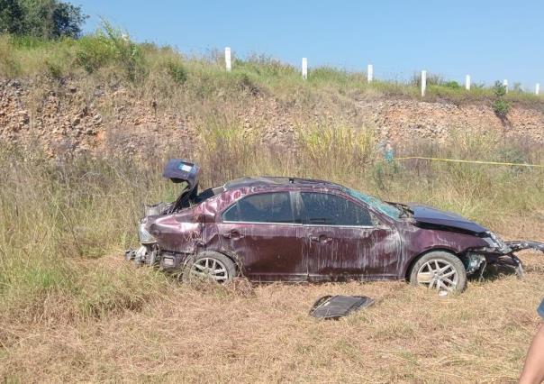 Fatal volcadura en Cadereyta: un muerto y tres lesionados