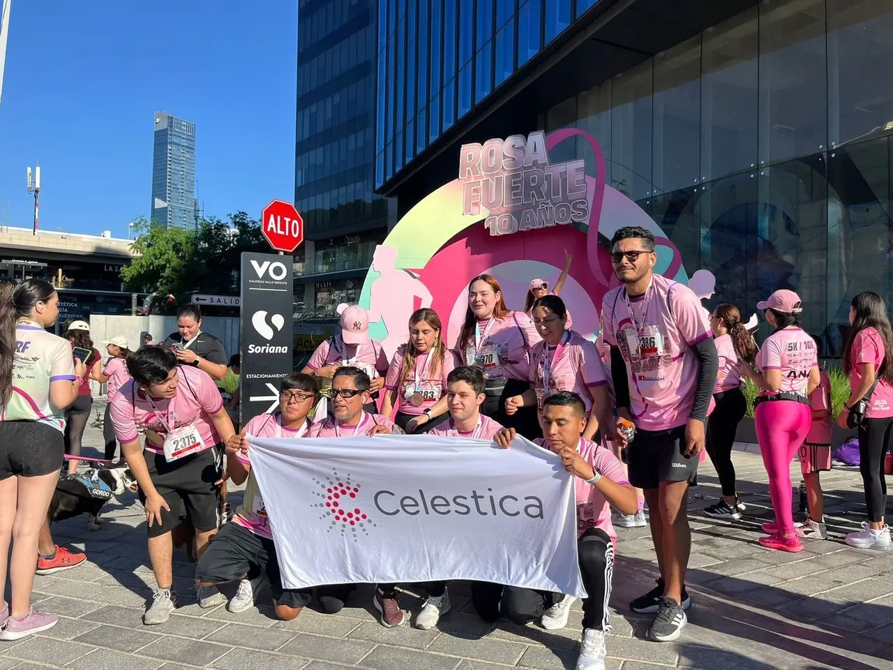 Participantes de la carrera Rosa Fuerte. Foto: Vianca Treviño.